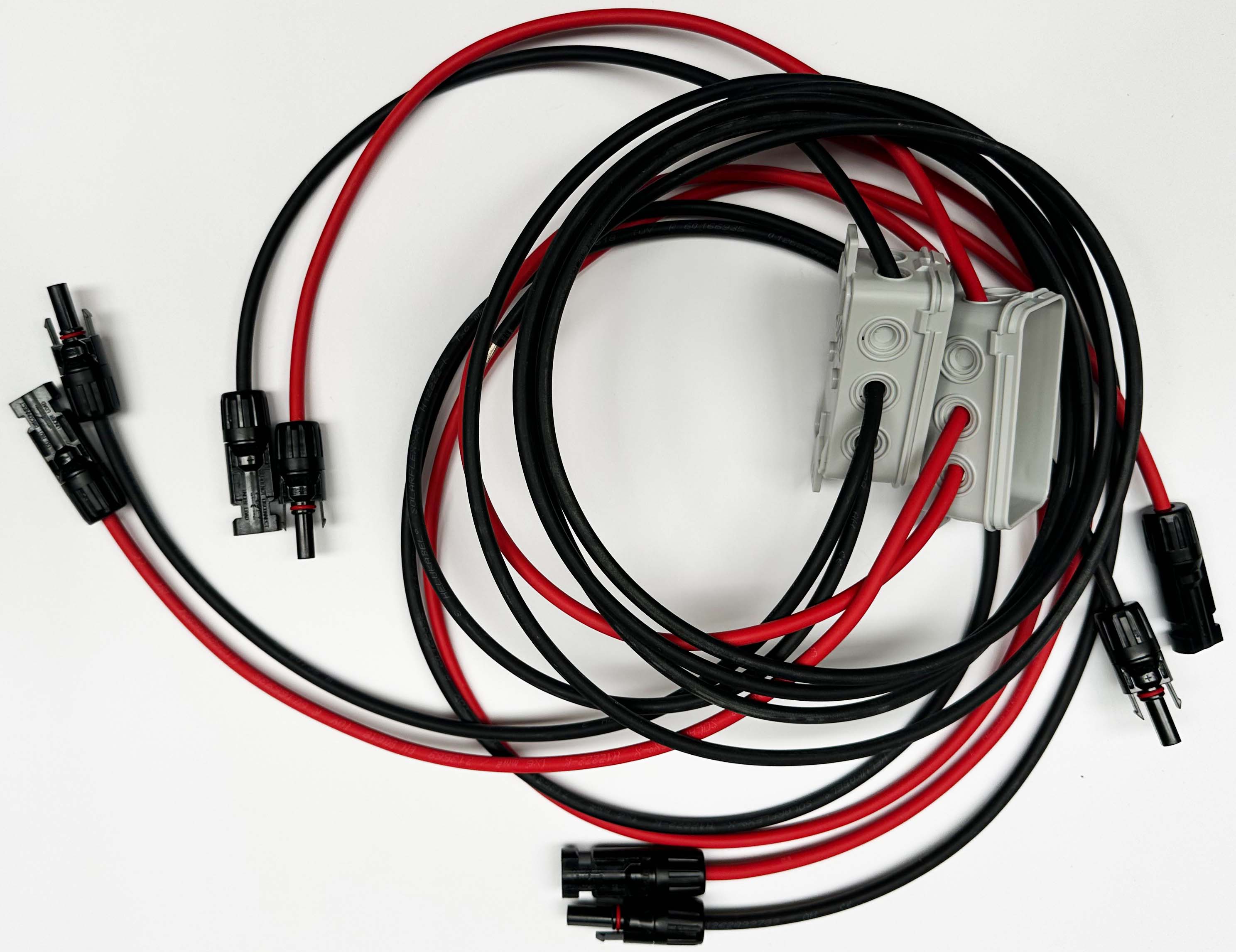2 x Y-Block für 3 Strings (rot und schwarz)
 Für eine PV-Anlage werden immer eine rote (+) und eine schwarze (-) Leitung benötigt, Längen: je 0,5 + 2 und 4 Meter
***Auch im Jahr 2025 Mwst. 0%***