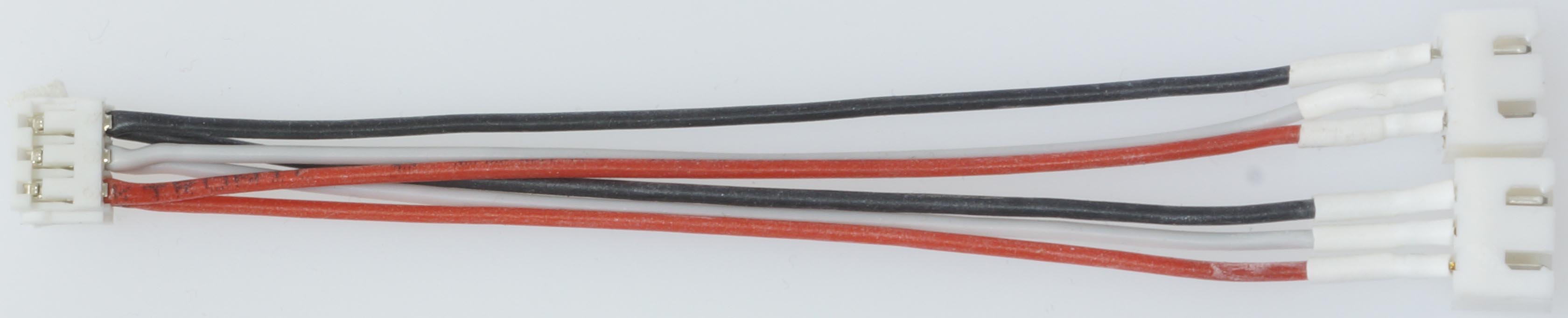 Balancer-Adapterkabel |
2 x 3-pol. XH-Stecker auf 3-pol. EH-Buchse, 
3 x 0,25 mm², Silikon, 10 cm, verpackt, 
2 x 2-Zeller XH-Akku parallel auf 2S-EH 
- Made in Germany -