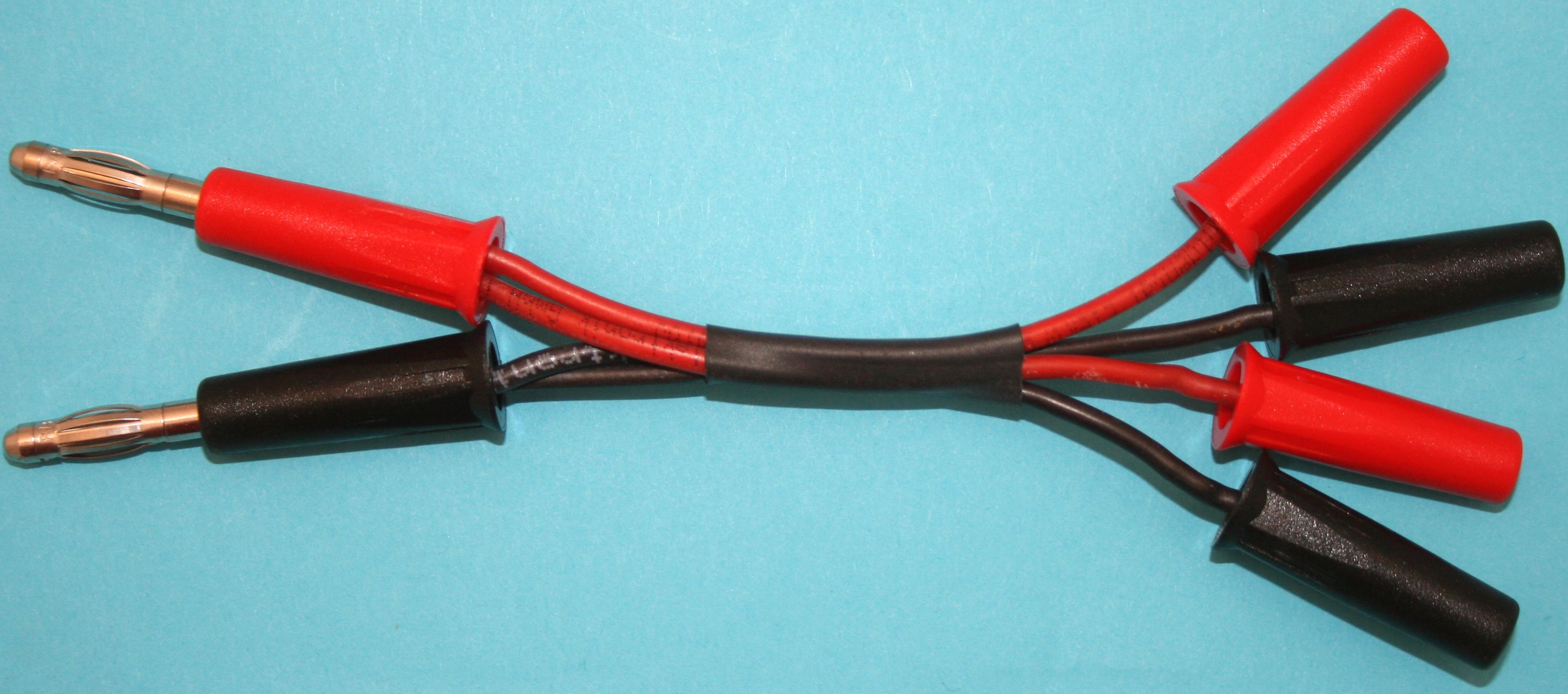 Akkuladekabel Y |
2 x Bananenstecker auf 4 x Bananenkupplung, 
1,0 mm², Silikon, 10 cm, verpackt
- Made in Germany -
