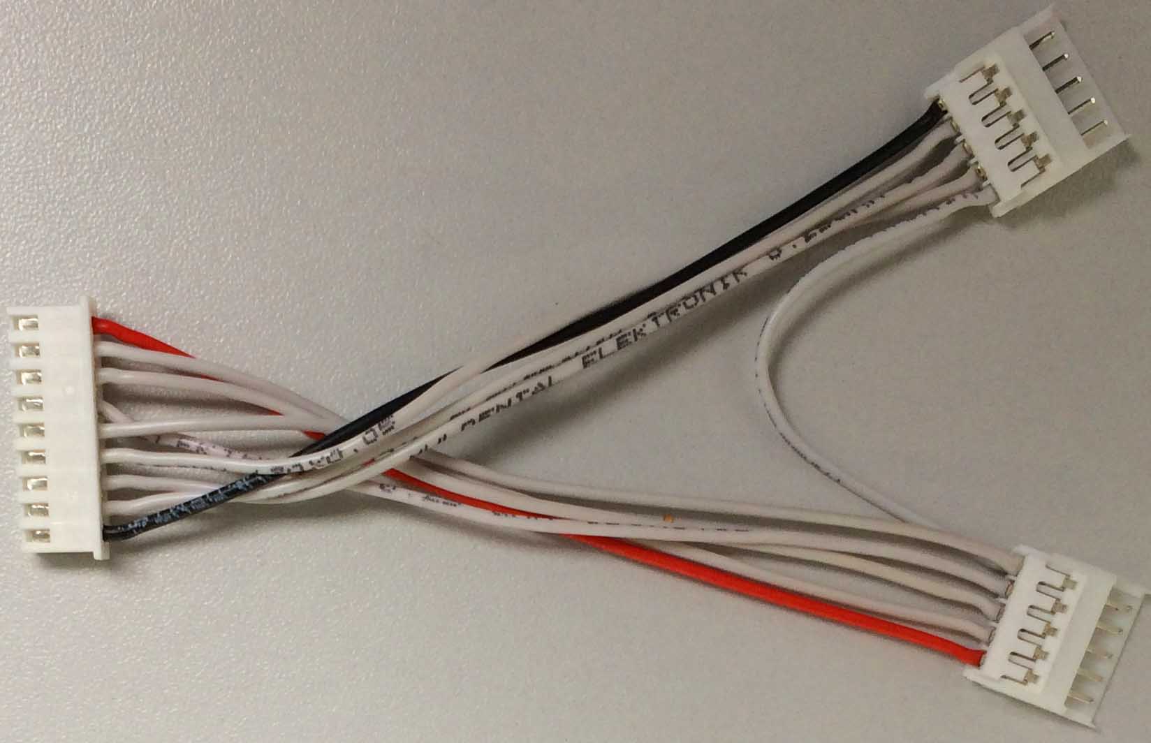 Balancer-Adapterkabel |
9-polig XH-Buchse auf 
2 x 5-pol.  EH-Stecker, 
9 x 0,25 mm², Silikon, 10 cm, verpackt, 
2 x 4-Zeller-EH auf 8S-XH
- Made in Germany