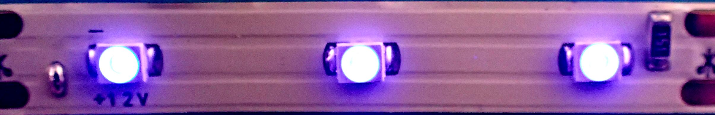 SMD-LED, blau, 12 V, 3-er Streifen |
mit 470 ohm Widerstand