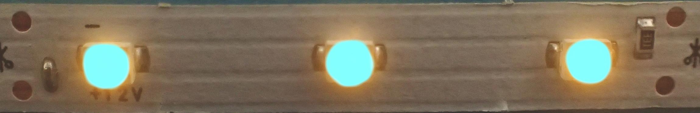 SMD-LED, kaltweiß, 12 V, 3-er Streifen |
mit 470 ohm Widerstand